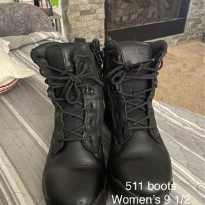 5-11 women’s boots size 9 1/2has the side zipper